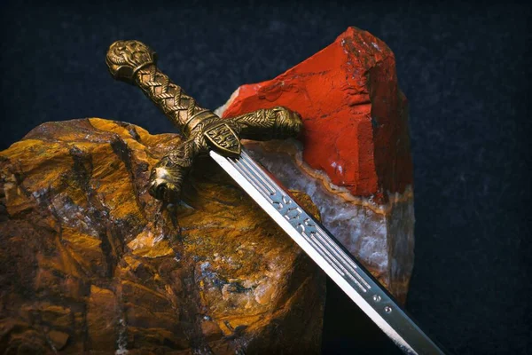 Espada Caballero Sobre Fondo Piedras Rojas Marrones —  Fotos de Stock