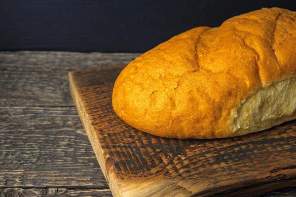 Pão Fresco Uma Superfície Madeira Velha Estilo Retrô — Fotografia de Stock