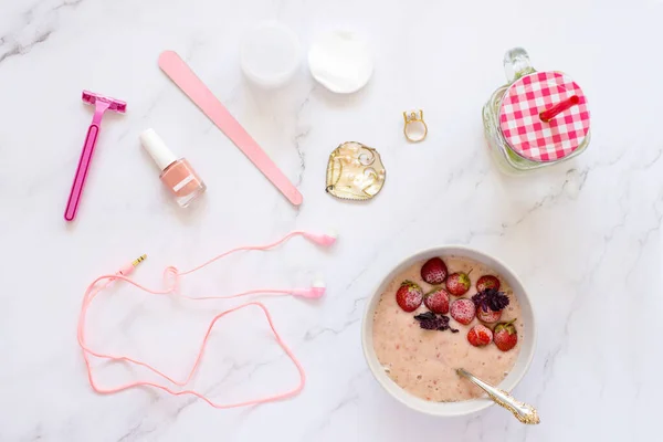 Rotina matinal, batido de pequeno-almoço, maquilhagem — Fotografia de Stock