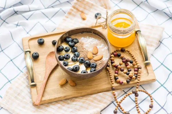 Saudável tigela de smoothie de bagas de café da manhã coberto com banana — Fotografia de Stock