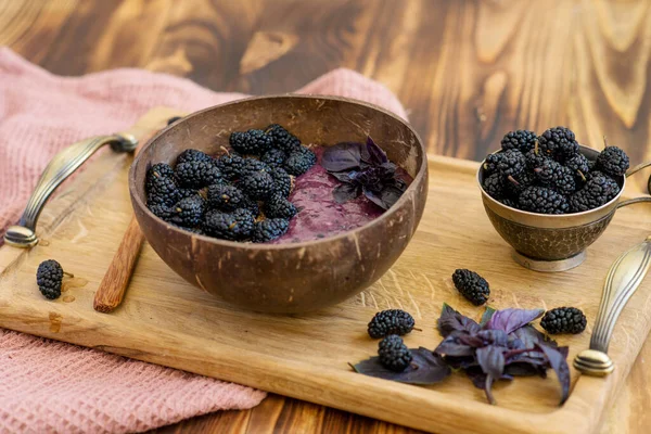 Smoothies bowl with banana, ground flax and mulberry — Stock Photo, Image