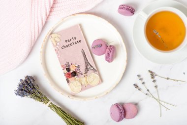 Lavantalı çikolata, beyaz bir masada Paris pembe çikolatası.