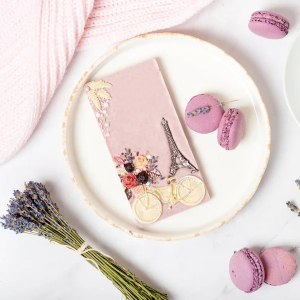 Beyaz ahşap arka planda çikolata ve kuru lavanta çiçekleri.