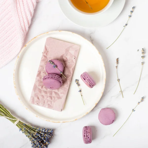 Beyaz bir masada lavanta pembesi çikolata. Çikolata tatlılarının yeni boyutu.