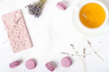 Beyaz masada lavanta tatlısı, leylak yemeği.