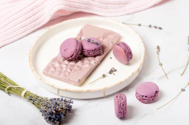 Beyaz masada lavanta tatlısı, leylak yemeği.