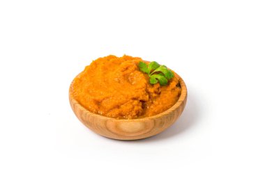 Beyaz arka planda izole edilmiş kilden bir kasede maydanozlu havyar.