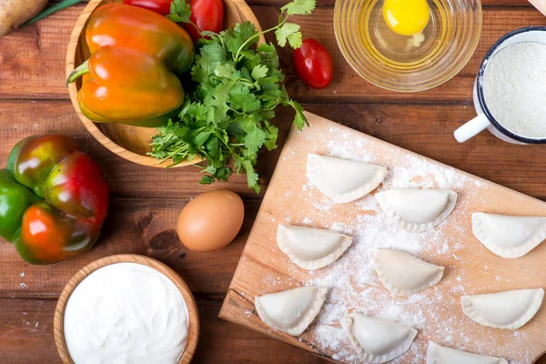 Tahta masada patatesli hamur köftesi pişirmek.