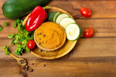 Tahta bir masada havyar, sebze havyarı.