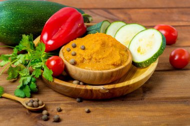 Tahta bir masada havyar, sebze havyarı.