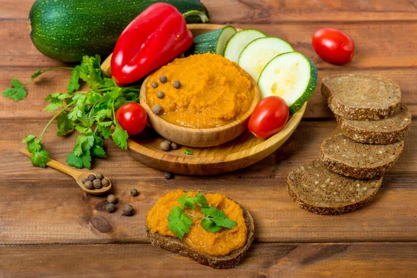 Kürbiskaviar Auf Einem Holztisch Gemüsekaviar — Stockfoto