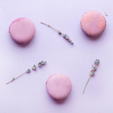 Eflatun arkaplanlı lavanta kurabiyeleri