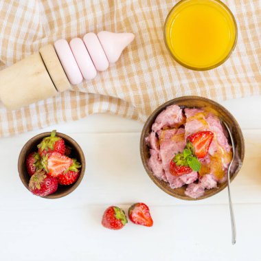 Çocuklar için ev yapımı çilekli dondurma.