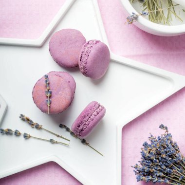 Beyaz bir masada lavantalı makaronlar.