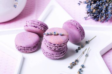 Beyaz bir masada lavantalı makaronlar.