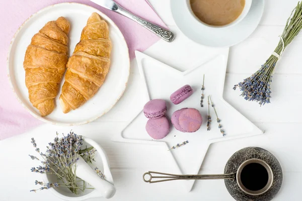 Desayuno francés, croissants y macarrones — Foto de Stock