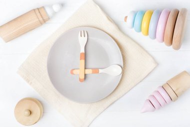 Bebek maması için tabak, bebek maması için konsept zaman. Pastel renk. - Yakın çekim. Bebek beslenme zamanı..
