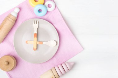 Bebek maması için tabak, bebek maması için konsept zaman. Pastel renk. - Yakın çekim. Bebek beslenme zamanı..