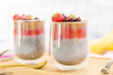 Muzlu ve çilekli chia pudingi, sağlıklı kahvaltı.