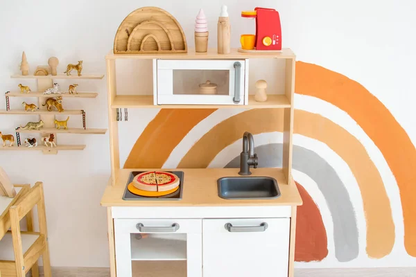 斯堪的纳维亚风格的儿童房 儿童玩具厨房 — 图库照片