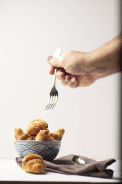 Genç adam kruvasan yakalıyor.