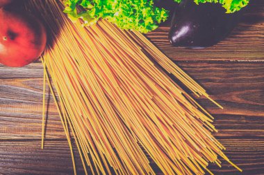 Spagetti ve sebze ahşap arka plan üzerinde