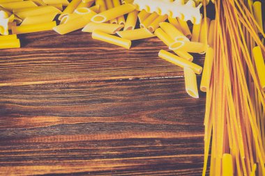 Ahşap bir masa üzerinde makarna