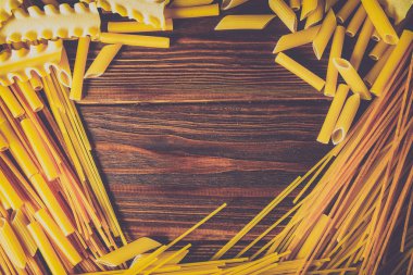 Ahşap arka planda farklı türde makarna.