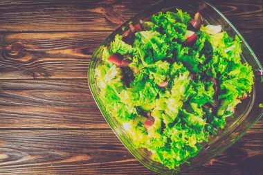 Ahşap bir zemin üzerine yeşil sebze salatası