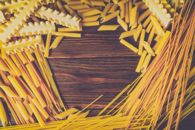 Ahşap arka planda farklı türde makarna.