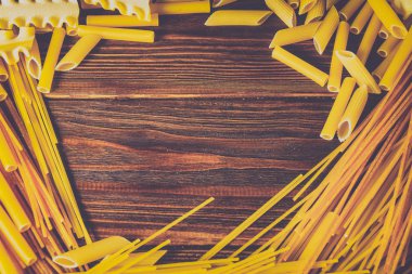 Ahşap arka planda farklı türde makarna.