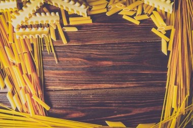 Ahşap bir masa üzerinde makarna