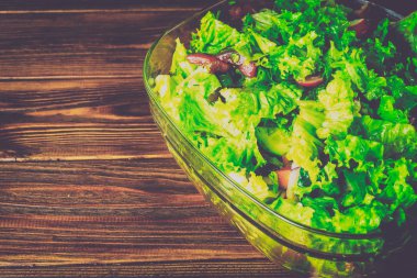 Ahşap bir zemin üzerine yeşil sebze salatası