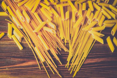 Ahşap arka planda farklı türde makarna.