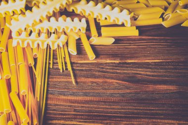 Ahşap bir masa üzerinde makarna