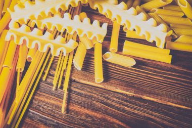 Ahşap bir masa üzerinde makarna