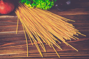 Spagetti ve sebze ahşap arka plan üzerinde