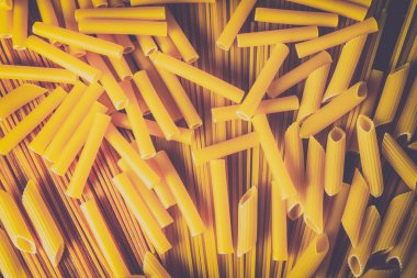 Ahşap arka planda farklı türde makarna.