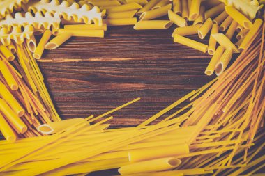 Ahşap bir masa üzerinde makarna