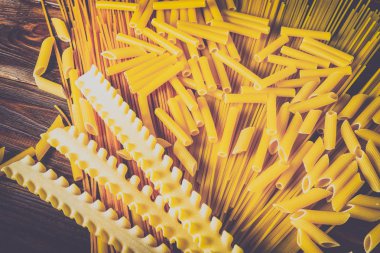 Ahşap arka planda farklı türde makarna.