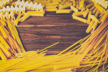 Ahşap bir masa üzerinde makarna