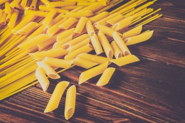 Ahşap arka planda farklı türde makarna.