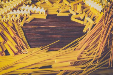 Ahşap arka planda farklı türde makarna.
