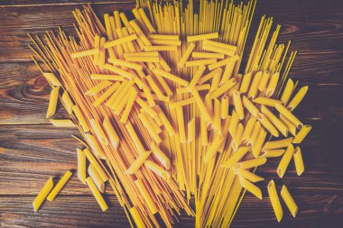 Ahşap arka planda farklı türde makarna.