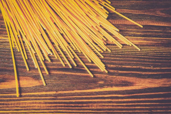 Ahşap arka planda farklı türde makarna.