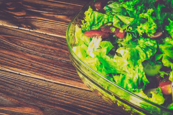 Ahşap bir zemin üzerine yeşil sebze salatası