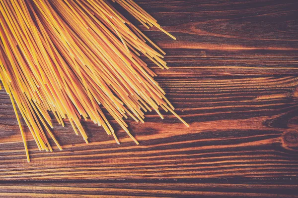 Ahşap arka planda farklı türde makarna.