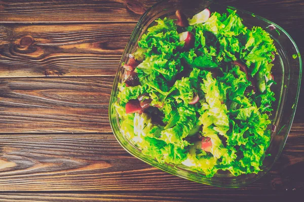 Ahşap bir zemin üzerine yeşil sebze salatası