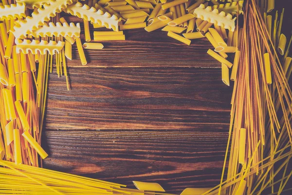 Ahşap bir masa üzerinde makarna