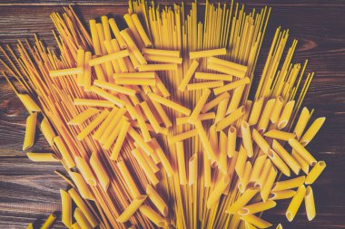 Ahşap arka planda farklı türde makarna.
